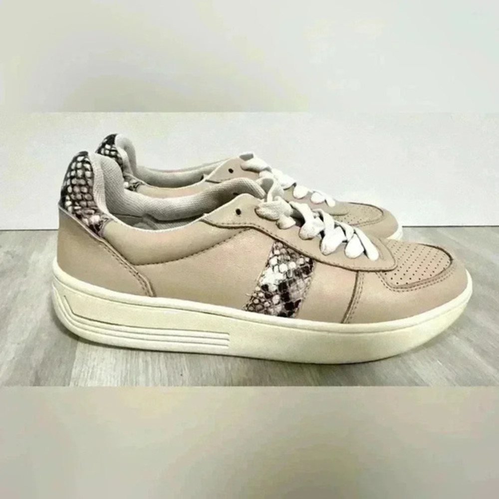 Chelsea & Violet Women Beige Snake Print Accent Fashion Sneakers Size 8
